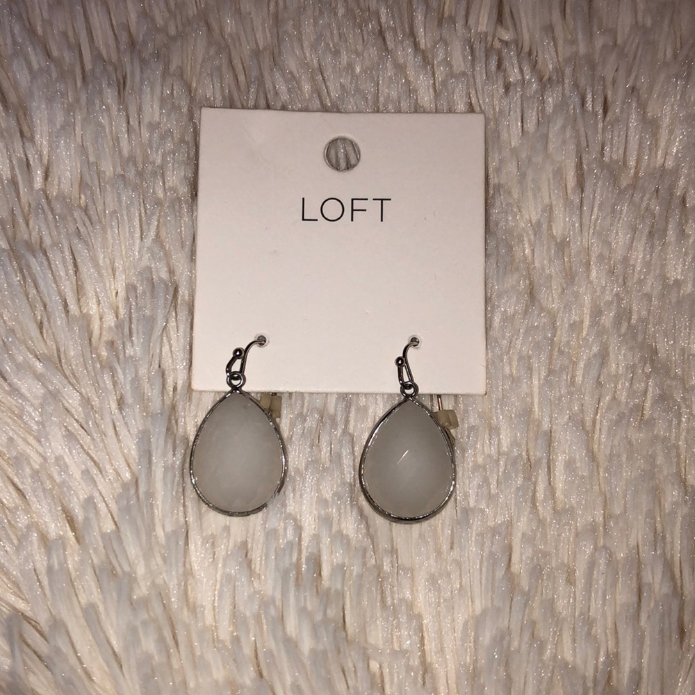 Teardrop pendant earring